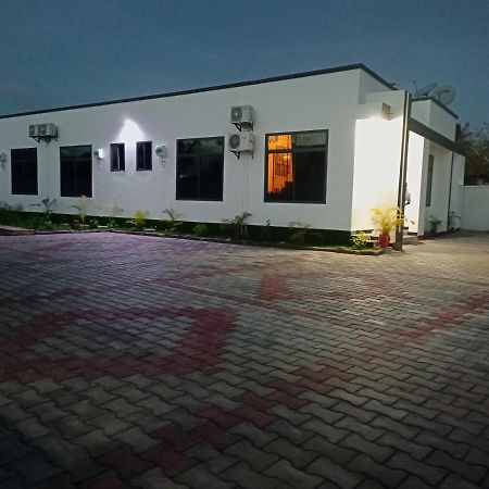 Chibuba Airport Accommodation ダル・エス・サラーム エクステリア 写真