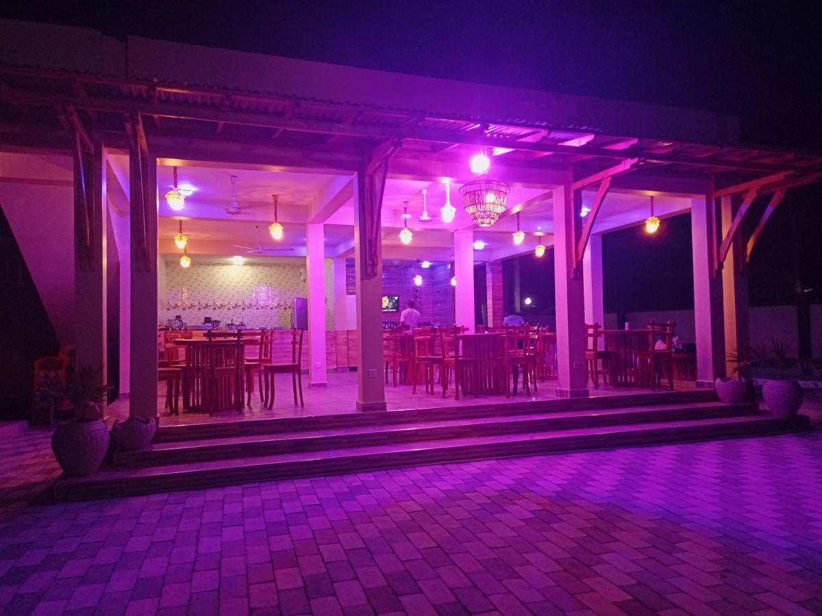 Chibuba Airport Accommodation ダル・エス・サラーム エクステリア 写真