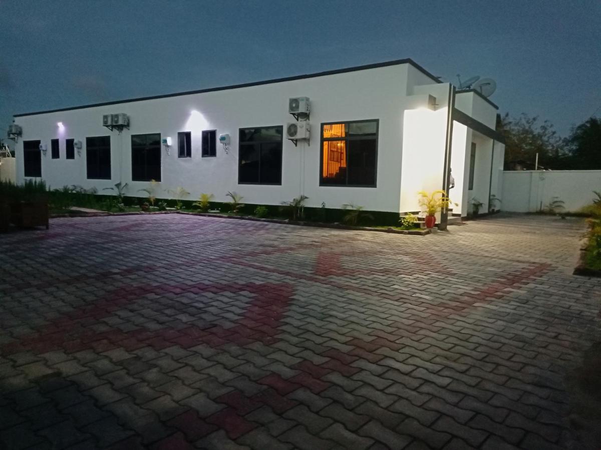 Chibuba Airport Accommodation ダル・エス・サラーム エクステリア 写真