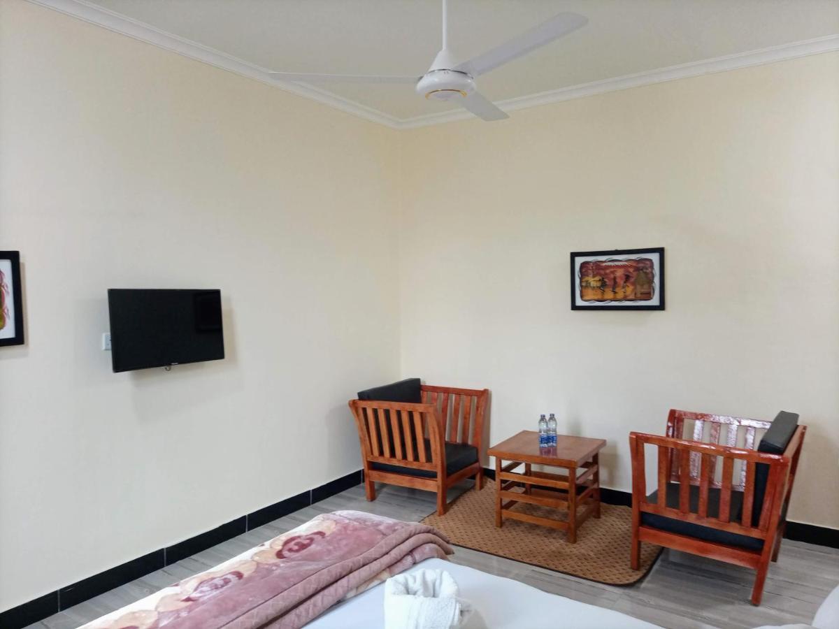 Chibuba Airport Accommodation ダル・エス・サラーム エクステリア 写真