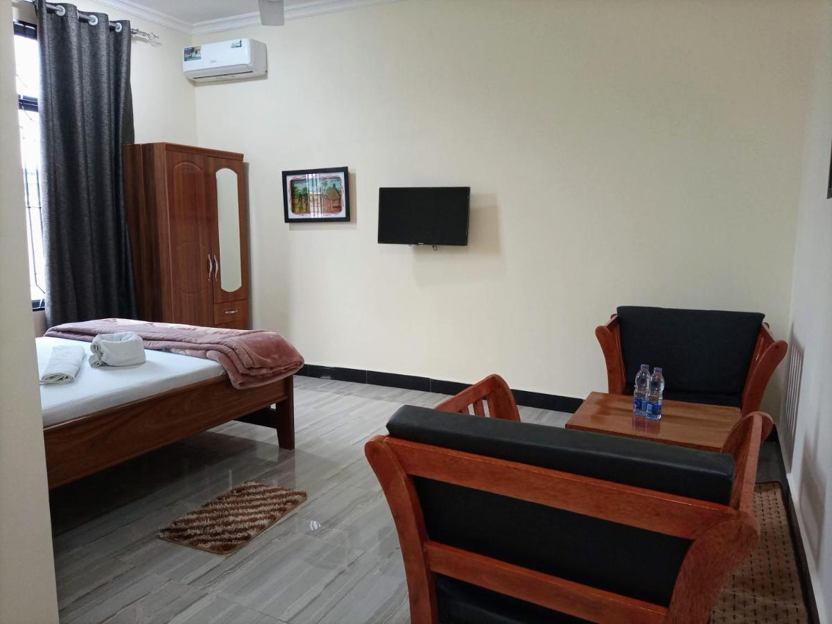 Chibuba Airport Accommodation ダル・エス・サラーム エクステリア 写真
