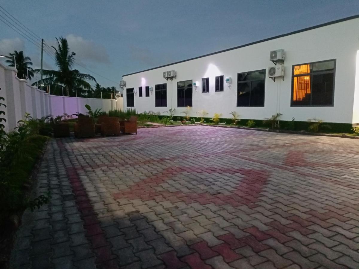 Chibuba Airport Accommodation ダル・エス・サラーム エクステリア 写真