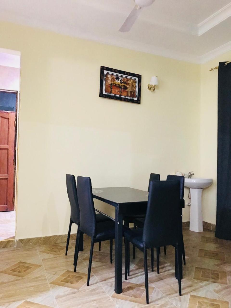 Chibuba Airport Accommodation ダル・エス・サラーム エクステリア 写真