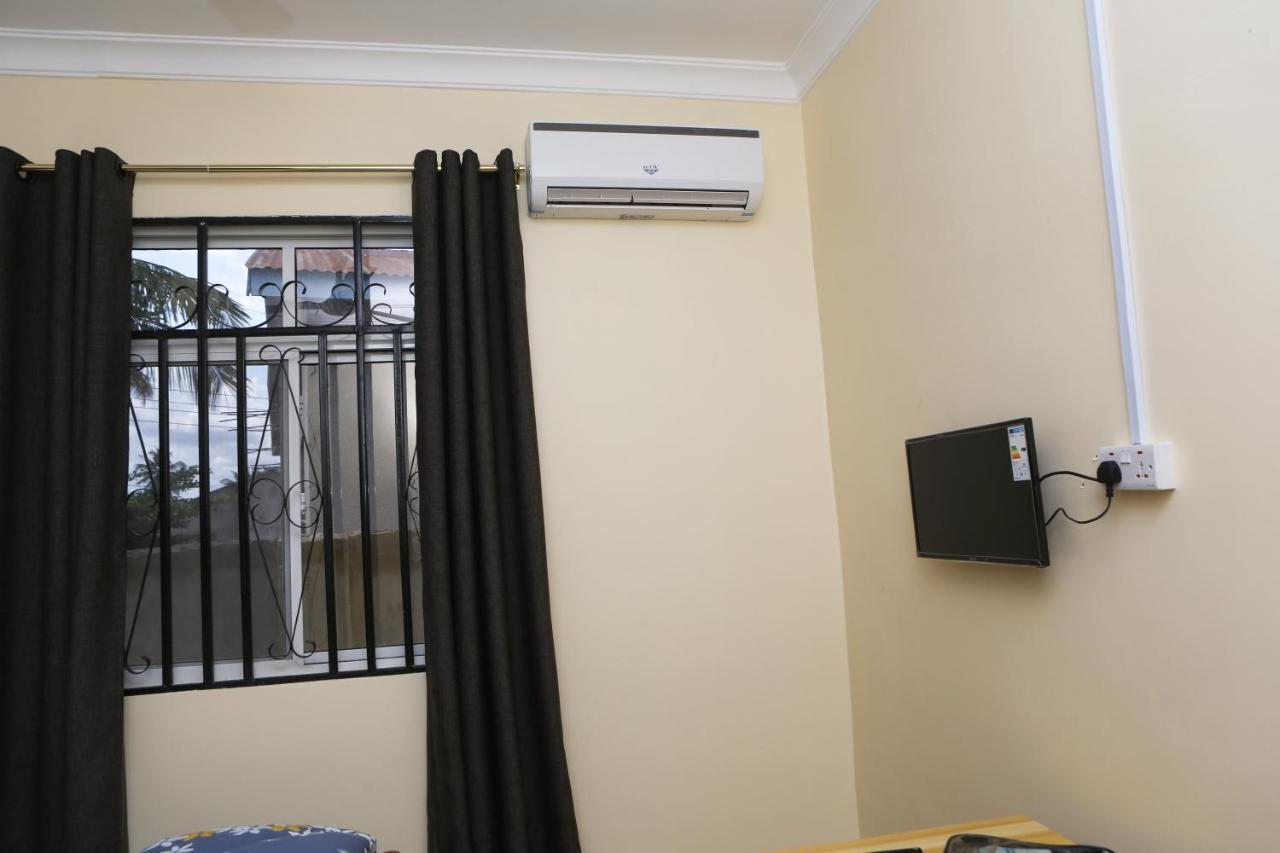 Chibuba Airport Accommodation ダル・エス・サラーム エクステリア 写真